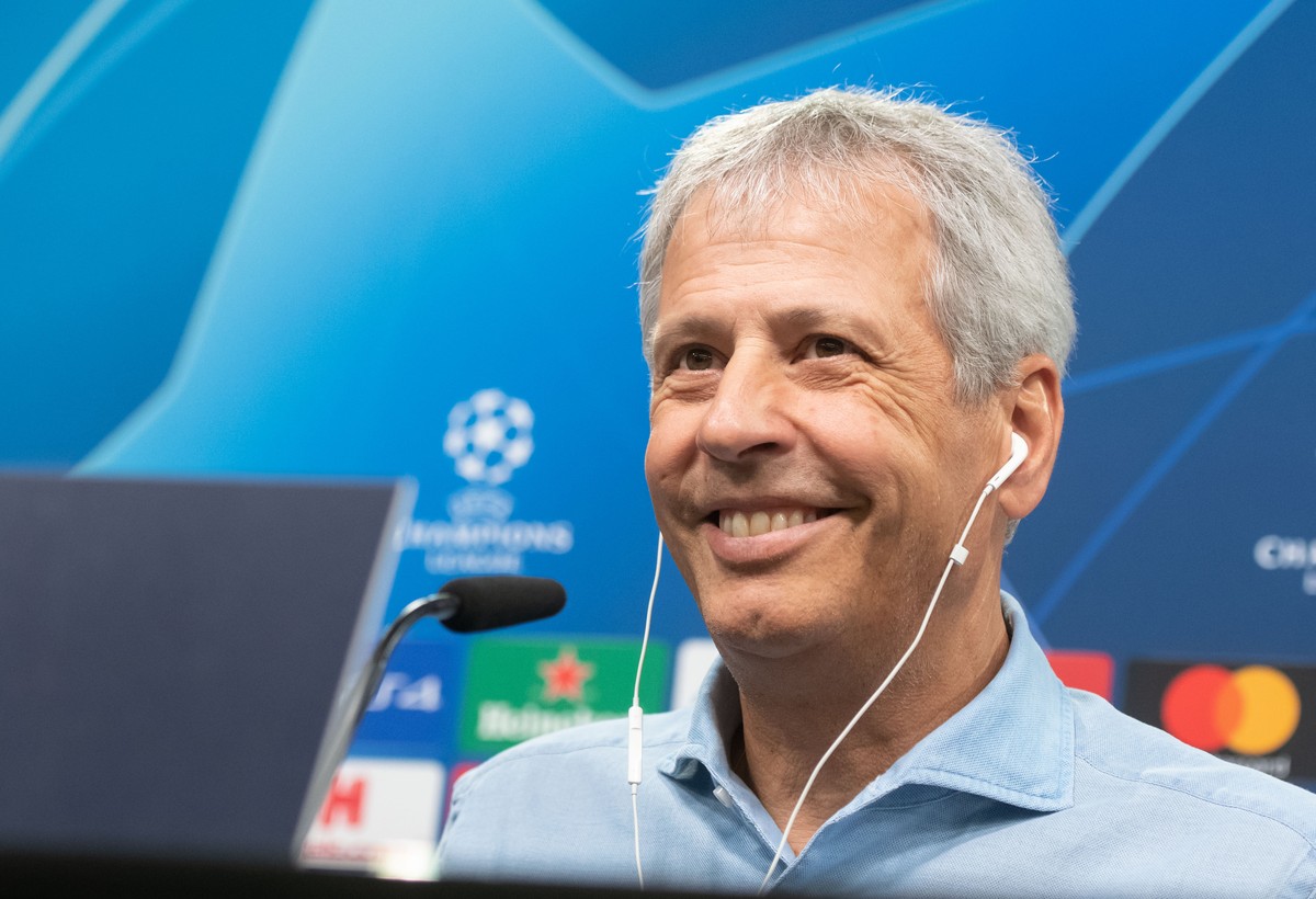 16.09.2019, Nordrhein-Westfalen, Dortmund: Trainer Lucien Favre sitzt bei einer Pressekonferenz auf dem Podium. Der BVB spielt am 17.09. in der Champions League gegen den FC Barcelona. Foto: Bernd Thi ...