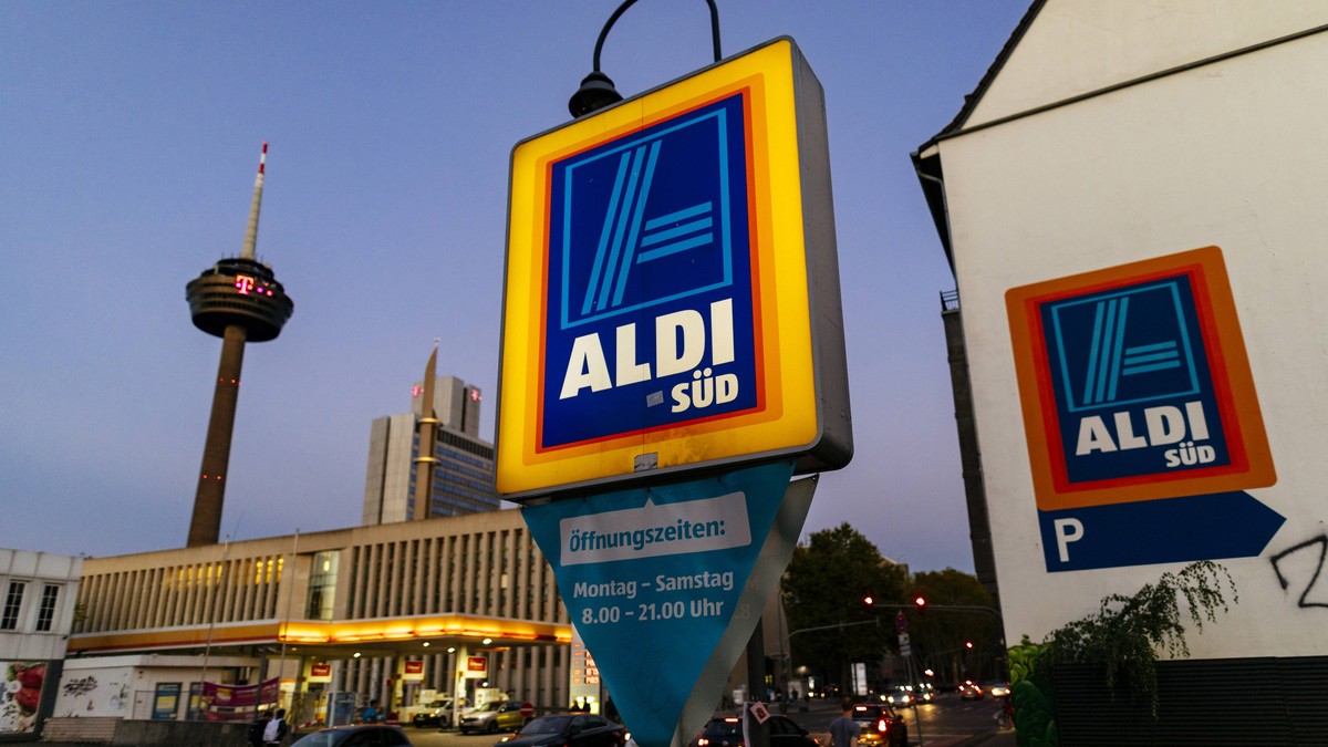 Aldi Süd Aldi Nord immer wieder gibt es Angebote die Preise sinken, Lebensmittel werden besser Sortiment erweitert
Doch das Unternehmen verkaufte zuletzt Feuerwerkskörper und auch eine andere Sache is ...