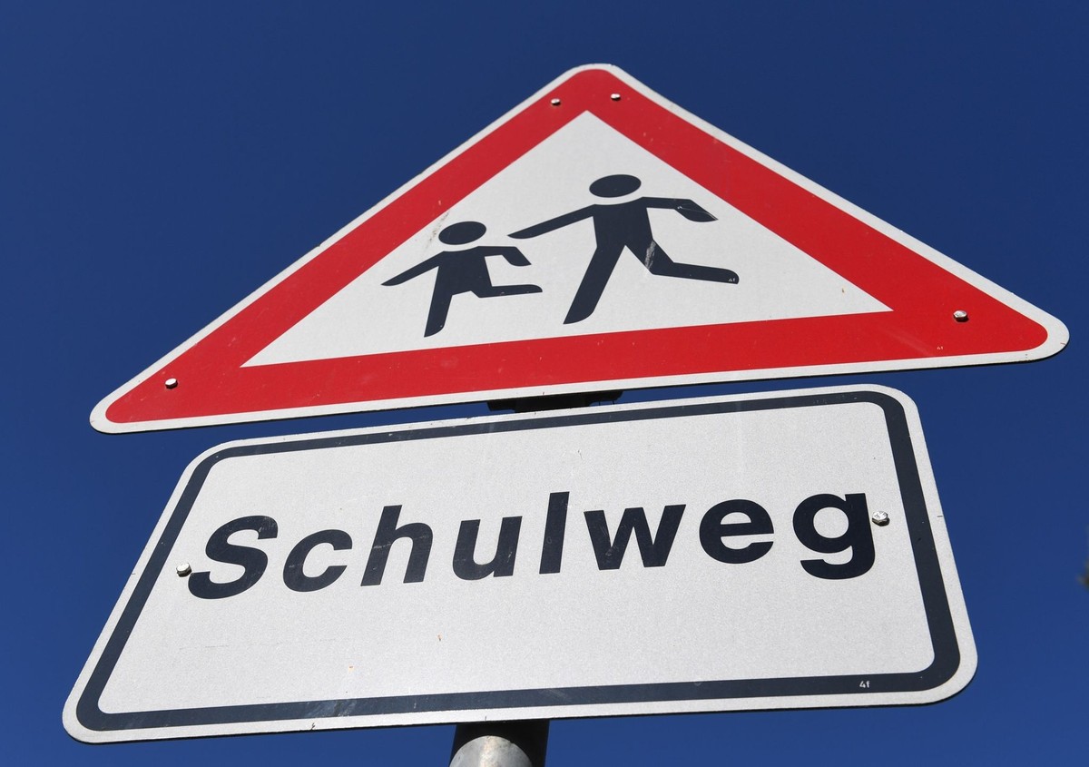ARCHIV - 20.04.2020, Mecklenburg-Vorpommern, Stralsund: Ein Gefahrenzeichen zeigt vor einer Schule einen Schulweg an. In Edenkoben sorgt die Entführung und der mutmaßliche Missbrauch eines Kindes auf ...
