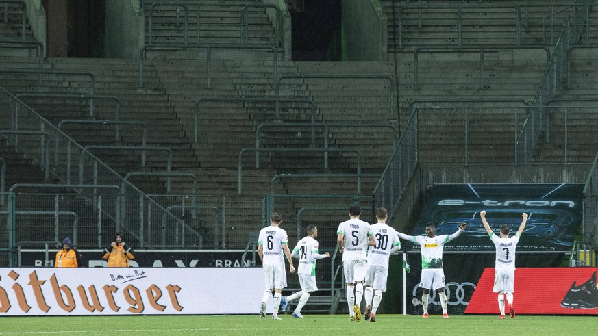 Die jubelnden Gladbacher im Rheinderby: Kommen zum bisher einzigen Corona-Geisterspiel der Bundesliga noch weitere hinzu?