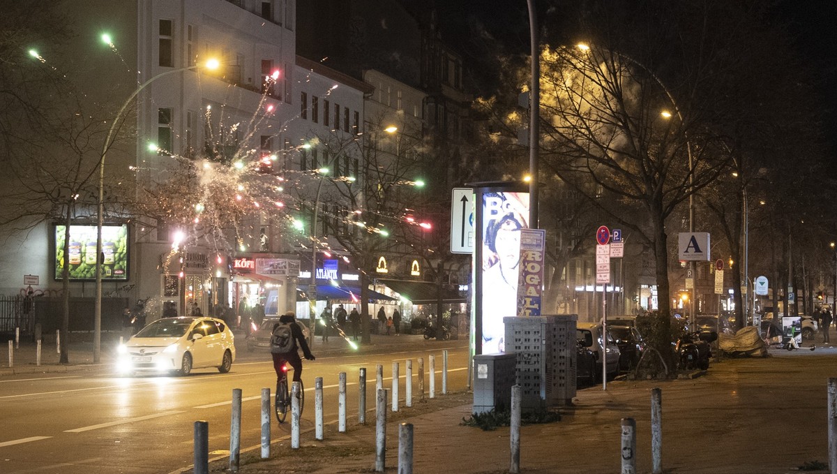 30.12.2022, Berlin: Böller fliegen unweit der Pallasstraße. Am Vorabend vor dem Jahreswechsel schossen Jugendliche zahlreiche Raketen in den Nachthimmel. An Silvester ist der Bereich rund um der Palla ...