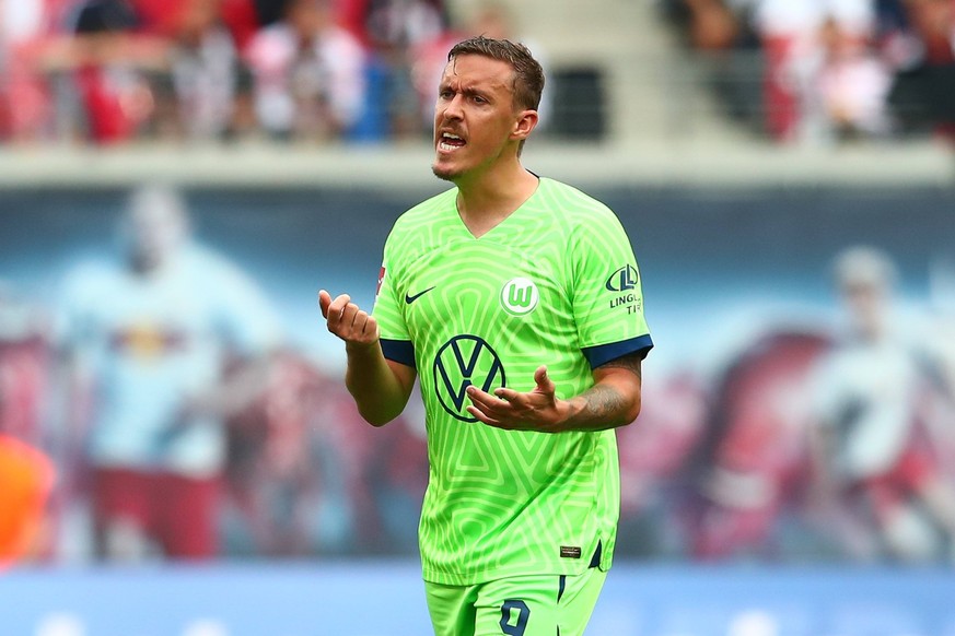 27.08.2022, xtgx, Fussball 1. Bundesliga, RB Leipzig - VfL Wolfsburg emspor, v.l. Max Kruse Wolfsburg, 9 gibt Anweisungen, gestikuliert mit den Armen, gesticulate, gives instructions enttaeuscht, scha ...