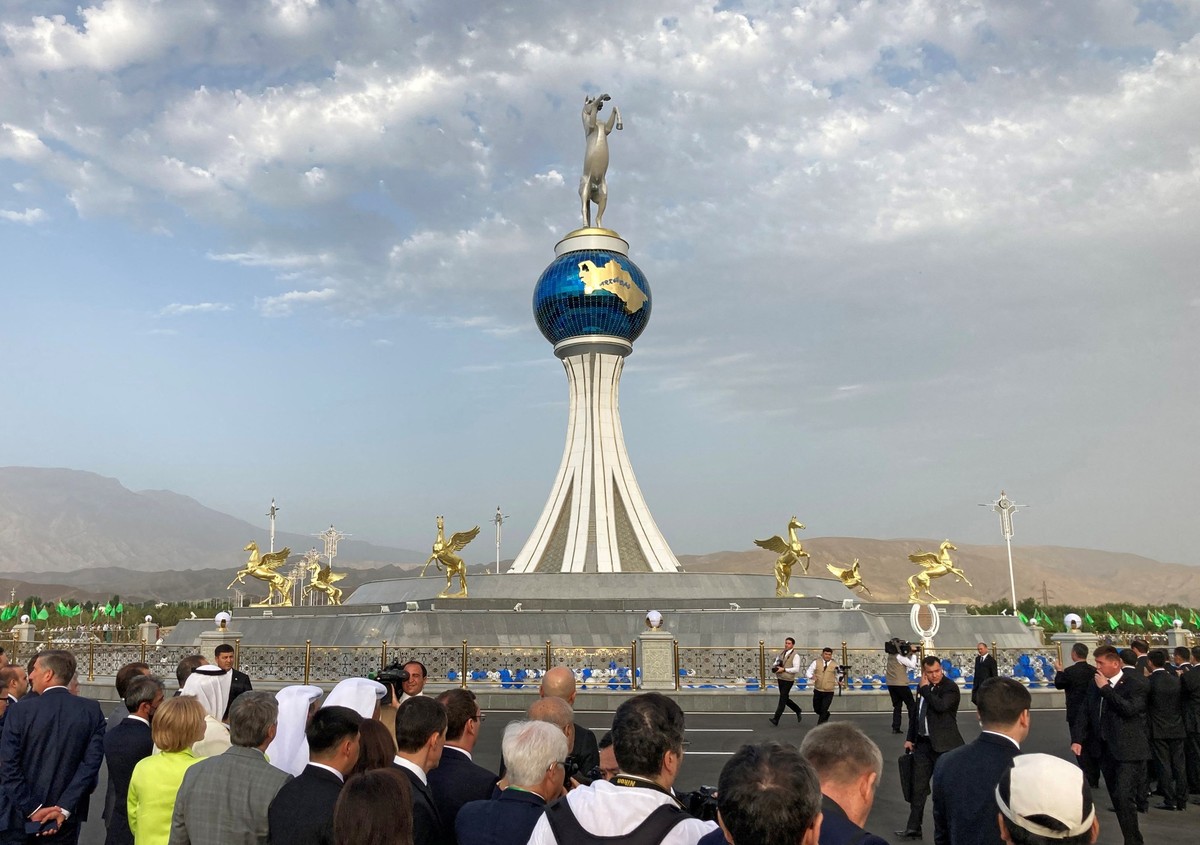 People attend the opening ceremony for the new city of Arkadag, dedicated to the country&#039;s former president Kurbanguly Berdymukhamedov, in Arkadag, Turkmenistan June 29, 2023. REUTERS/Marat Gurt