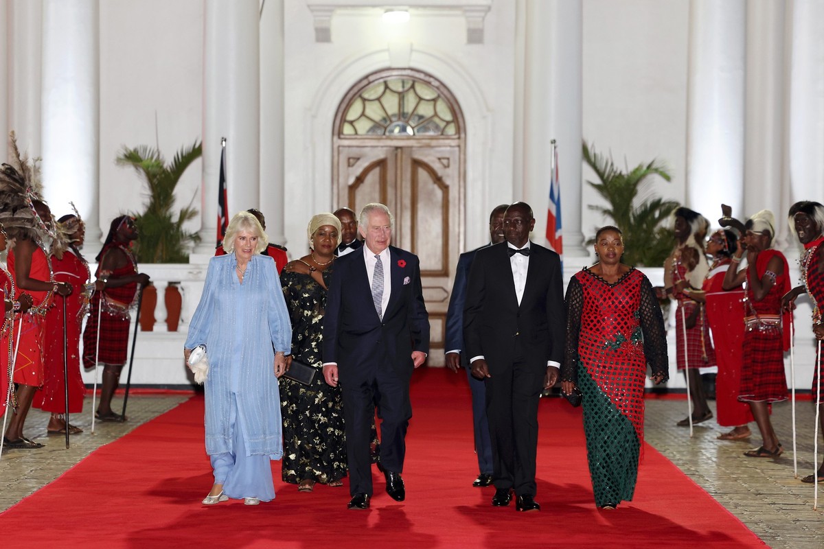 31.10.2023, Kenia, Nairobi: K�nigin Camilla (l-r), K�nig Charles III. aus Gro�britannien, Dr. William Ruto, Pr�sident von Kenia, und Rachel Ruto, Fist Lady von Kenia, kommen zu einem Staatsbankett im  ...