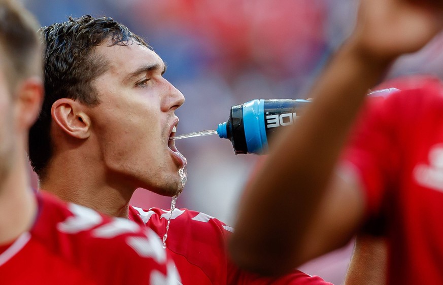 Moskau, Russland, 26.06.2018, FIFA Weltmeisterschaft, Gruppe C, Daenemark - Frankreich, Andreas Christensen (DEN) trinkt ( DeFodi507 *** Moscow Russia 26 06 2018 FIFA World Cup Group C Denmark France  ...