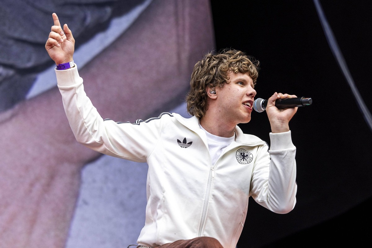 Zartmann live bei einem Konzert auf dem Domplatz. Erfurt, 06.07.2024 *** Zartmann live at a concert on the cathedral square in Erfurt, 06 07 2024 Foto:xM.xKremerx/xFuturexImagex clueso_4701