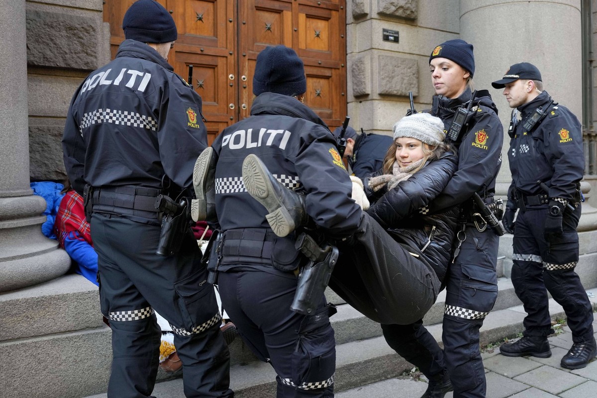 News Bilder des Tages Oslo 20230301. Greta Thunberg and the campaigners were carried away when they demonstrate on Wednesday outside the entrance of the Ministry of Climate and Environment and several ...