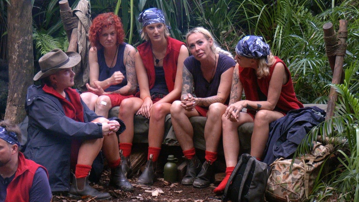 ACHTUNG: SPERRFRIST FÜR ALLE MEDIEN BIS FREITAG, 19.01.2024, 23.15 UHR !!! Tag 1 im Camp. Sextalk am Nachmittag zwischen (v.l.) Twenty4Tim, Lucy Diakovska, Anya Elsner, Cora Schumacher und Sarah Kern. ...