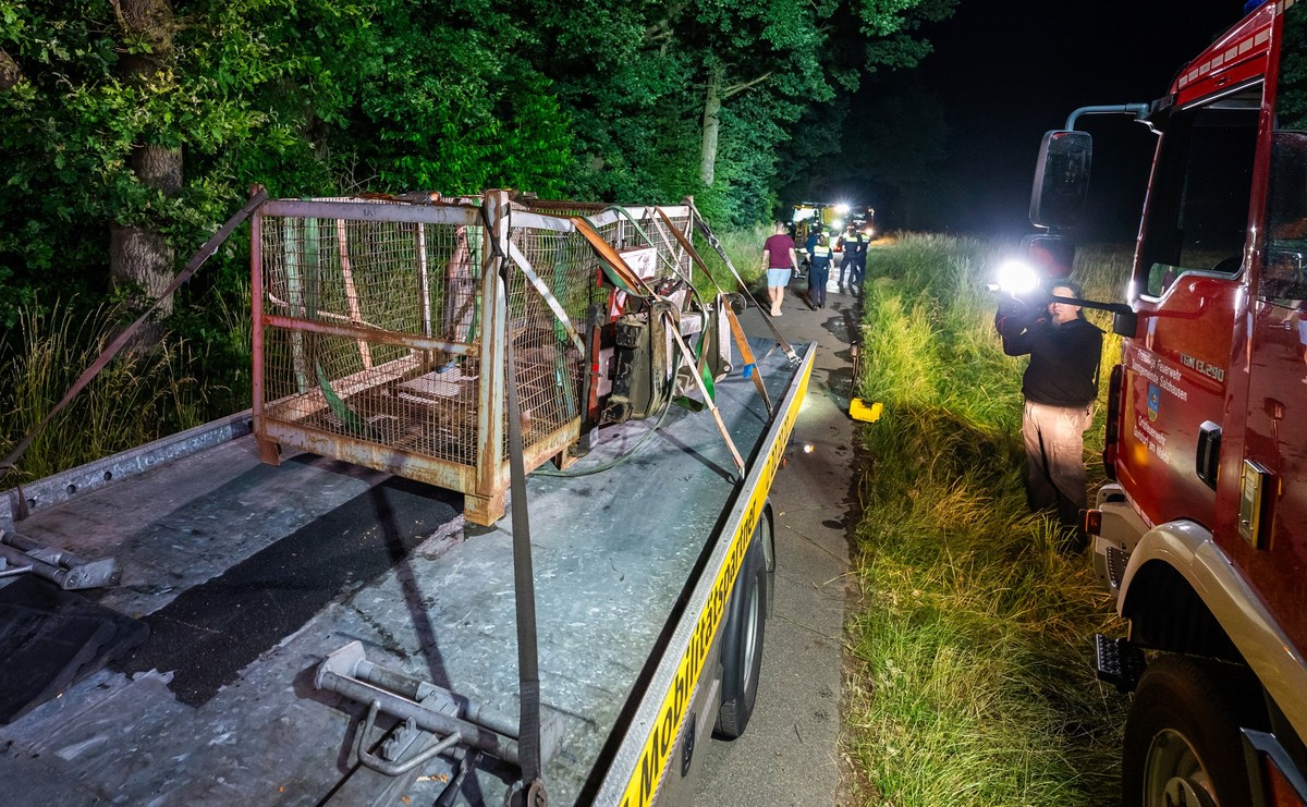 24.06.2023, Niedersachsen, Toppenstedt: Eine Gitterbox samt Gabeln von dem in den Unfall verwickelten Radlader wird aufgeladen. Bei dem Unfall in einem Zeltlager f�r V�ter und Kinder im Landkreis Harb ...