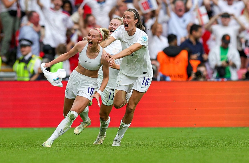 Chloe Maggie Kelly (links) bejubelt den Siegtreffer im Finale im Wembley-Stadion.