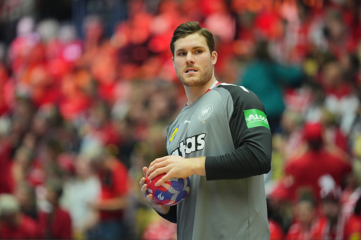 ARCHIV - 21.01.2025, Dänemark, Herning: Handball: WM, Deutschland - Tschechien, Vorrunde, Gruppe A, 3. Spieltag, Jyske Bank Boxen, Deutschlands Johannes Golla vor dem Spiel. (zu dpa: «Komisches Jubilä ...