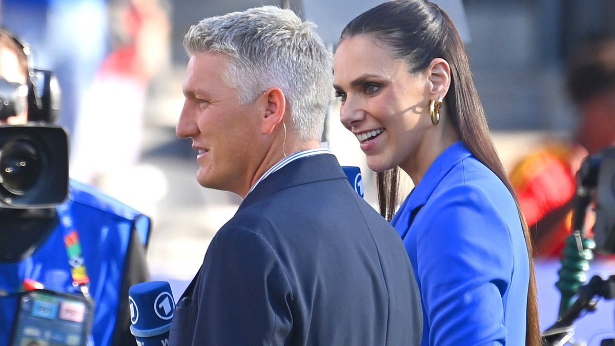 ARD Fussball Experte Bastian SCHWEINSTEIGER, Esther SEDLACZEK Moderatorin, FINALE Spanien ESP - England ENG 2-1 am 14.07.2024, Olympiastadion Berlin. Fussball UEFA EURO, EM, Europameisterschaft,Fussba ...