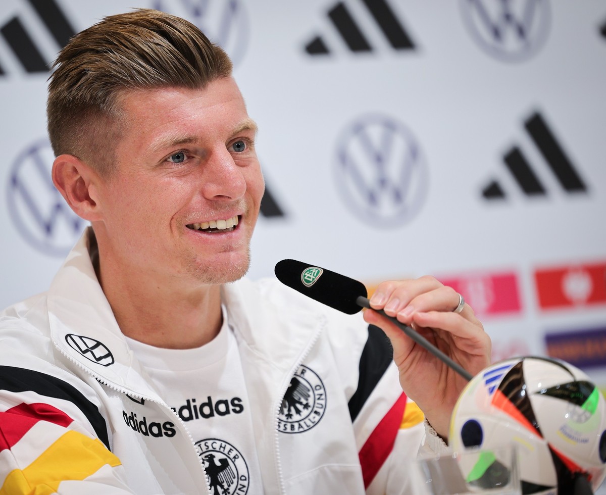 03.07.2024, Bayern, Herzogenaurach: Fu�ball, EM, Nationalmannschaft, Pressekonferenz Deutschland, Deutschlands Toni Kroos spricht auf einer Pressekonferenz. Foto: Christian Charisius/dpa +++ dpa-Bildf ...