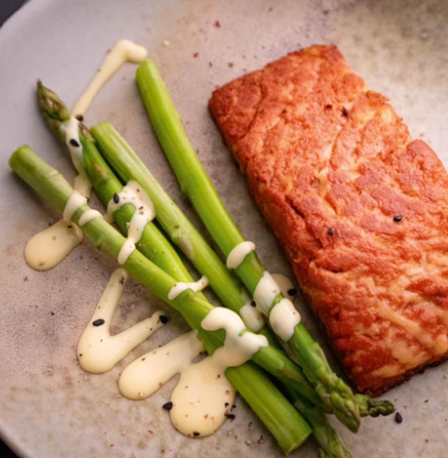 Die Lachs-Alternative sieht dem echten Fisch zum Verwechseln ähnlich.