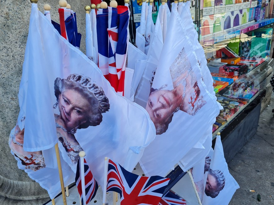 Fan-Artikel rund um die verstorbene Queen haben in London jetzt Hochkonjunktur.
