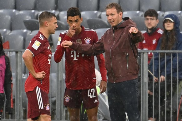 Trainer Julian NAGELSMANN (Bayern Muenchen) mit Jamal MUSIALA (Bayern Muenchen) und Joshua KIMMICH (Bayern Muenchen), Gestik,gibt Anweisungen. Fussball 1. Bundesliga Saison 2021/2022, 3.Spieltag, Spie ...