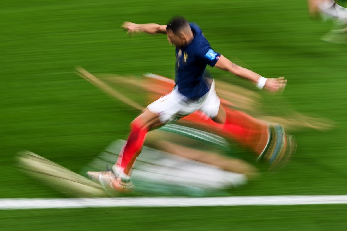 14.12.2022, Katar, Al-Chaur: Fu�ball, WM, Frankreich - Marokko, Finalrunde, Halbfinale, Al-Bait Stadion, Frankreichs Kylian Mbappe in Aktion. Foto: Robert Michael/dpa +++ dpa-Bildfunk +++