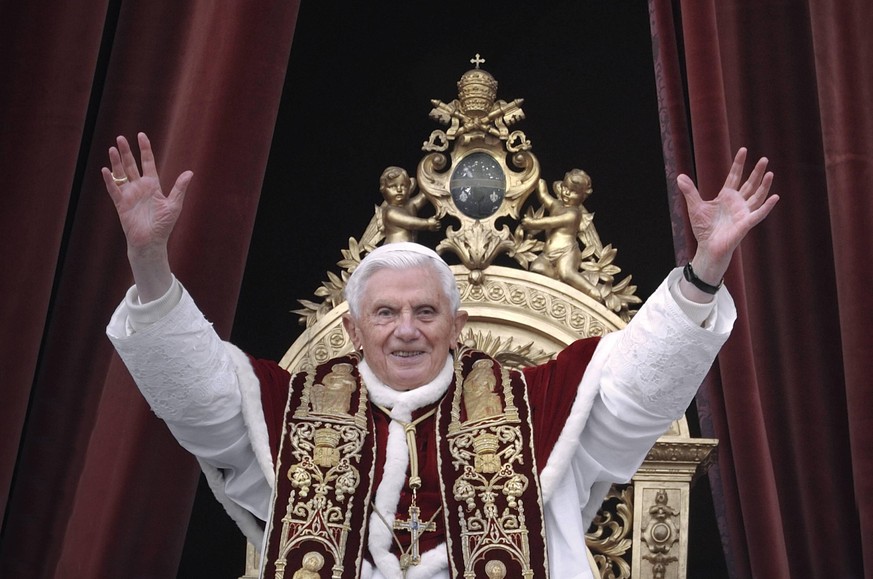 Jubel! Der Papst hieß 2012 noch Benedikt XVI.