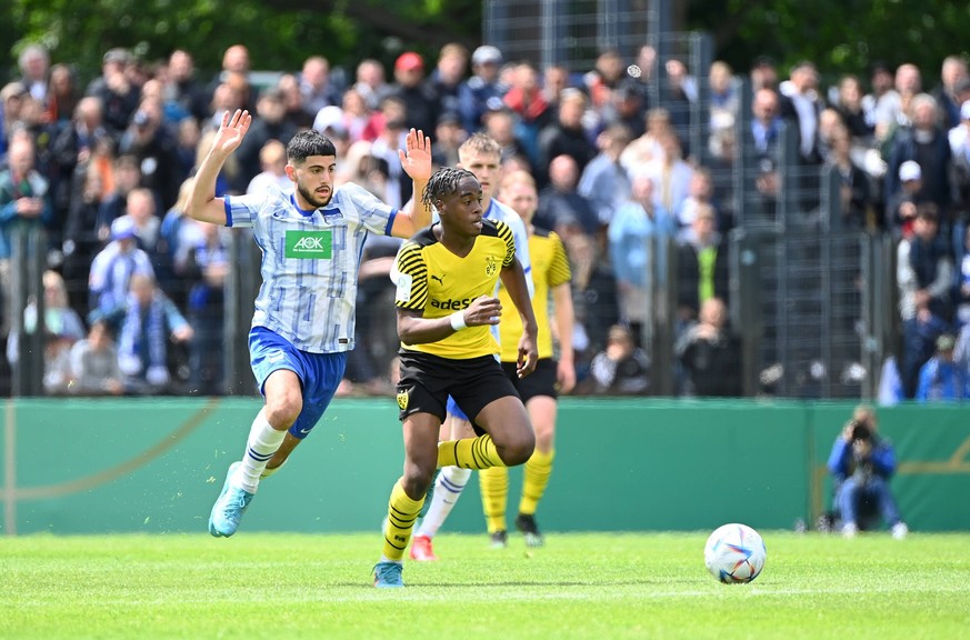 Teoman Gündüz (l.) von Hertha BSC und Jamie Bynoe-Gittens von Borussia Dortmund kämpfen im Finale um die deutsche U19-Meisterschaft 2022 um den Ball.