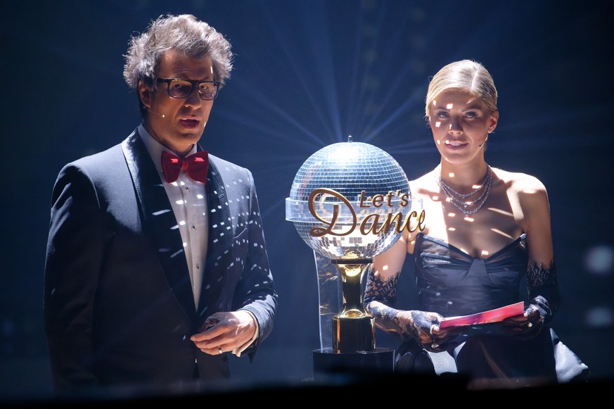 20.05.2023, Nordrhein-Westfalen, Köln: Die Moderatoren Daniel Hartwich und Victoria Swarovski stehen neben der Trophäe beim Finale der RTL Live-Tanzshow &quot;Let&#039;s Dance&quot; im Studio. Foto: H ...