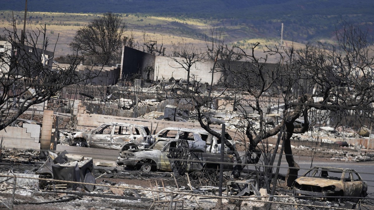dpatopbilder - 13.08.2023, USA, Lahaina: Zerstörte Häuser und Autos sind in Lahaina, Hawaii, zu sehen. Die Behörden von Hawaii raten Touristen dringend von Reisen nach Maui ab, da sich viele Hotels au ...