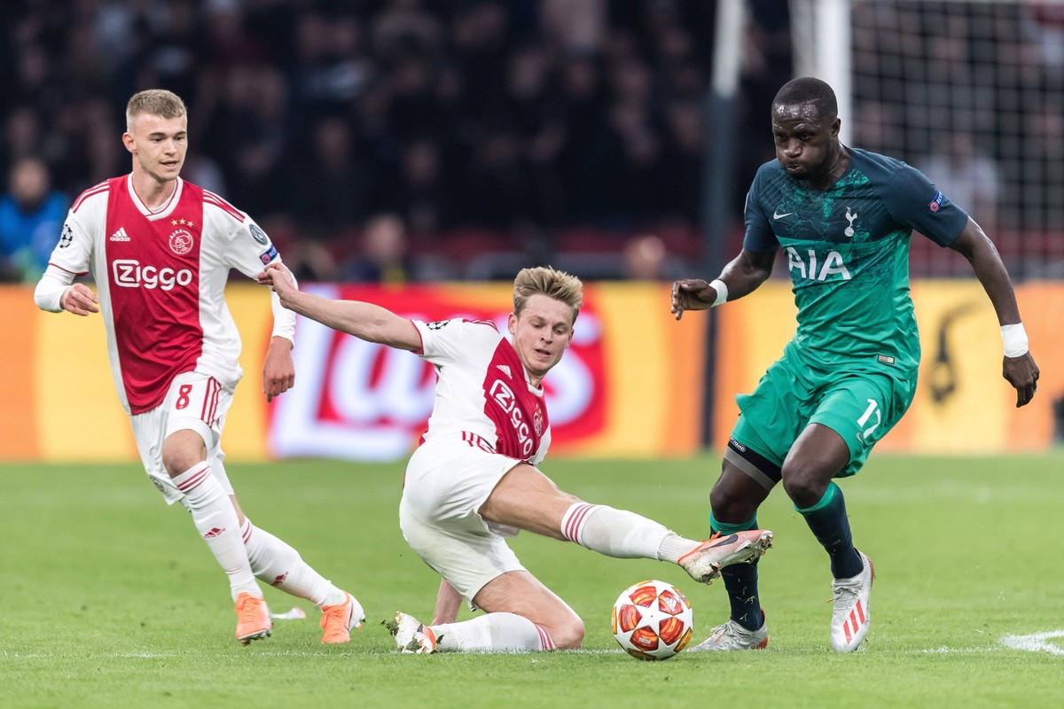 (L-R) Daley Sinkgraven of Ajax, Frenkie de Jong of Ajax, Moussa Sissoko of Tottenham Hotspur during the UEFA Champions League semi final match Ajax Amsterdam and Tottenham Hotspur FC at the Johan Crui ...