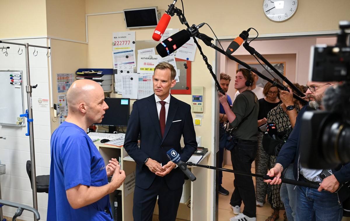 07.07.2025, Berlin: Hendrik Streeck (2.v.l), Bundesbeauftragte für Sucht- und Drogenfragen, steht bei einem Rundgang im Vivantes Klinikum am Urban in einem Schockraum und hört Mark Hackbarth, Chefarzt ...