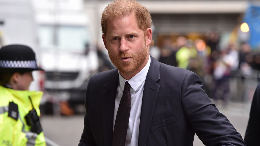 06.06.2023, Großbritannien, London: Prinz Harry, Herzog von Sussex, trifft vor dem High Court in London ein. Prinz Harry wird vor einem Londoner Gericht gegen einen Boulevardzeitungsverlag aussagen. B ...