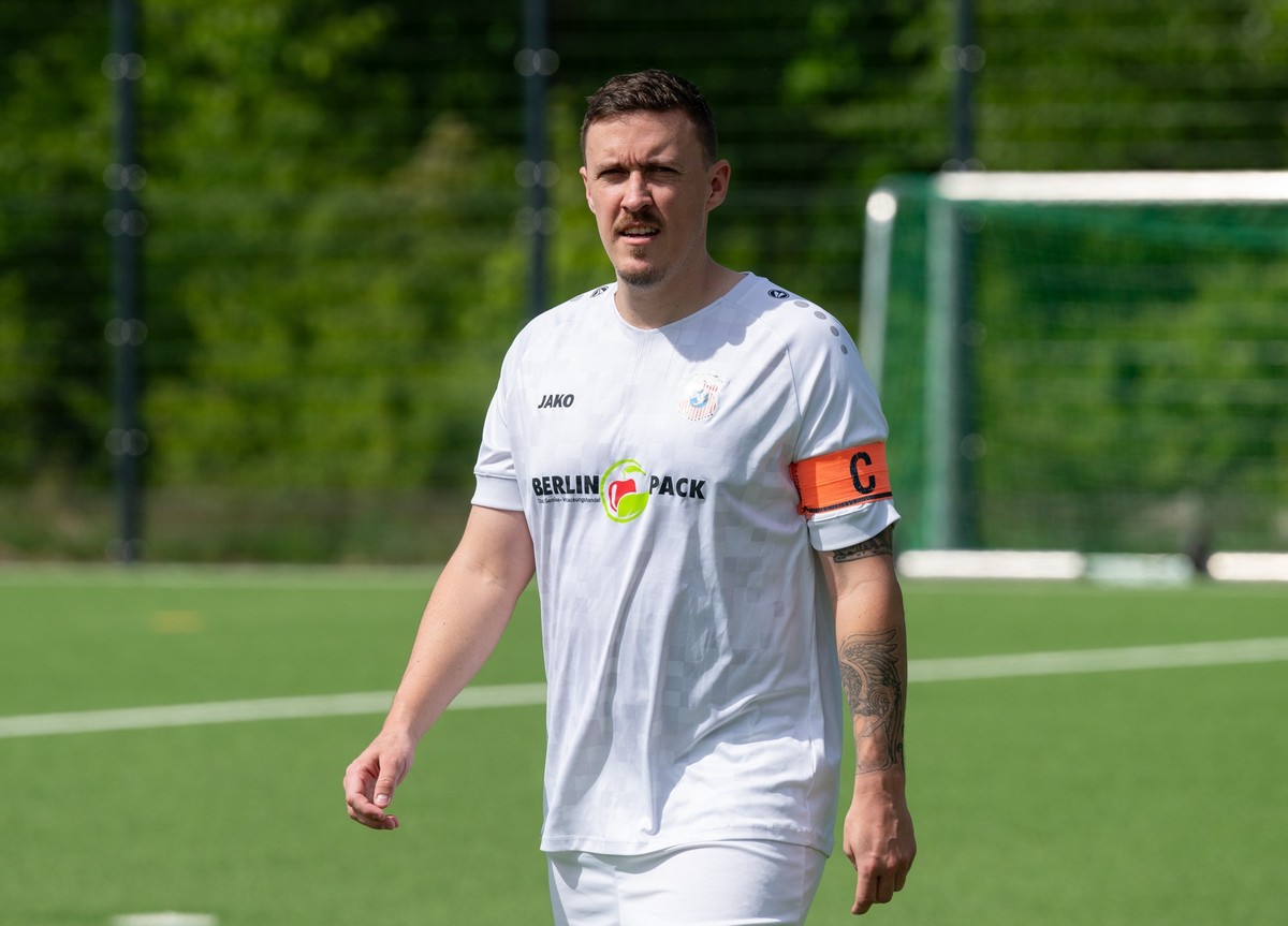 ARCHIV - 28.04.2024, Berlin: Fußball: Kreisliga Berlin, FSV Spandauer Kickers III - BSV AL-Dersimspor, Kunstrasenplatz 2 Brunsbütteler Damm, der frühere Nationalspieler Max Kruse, Al-Dersimspor, geht  ...