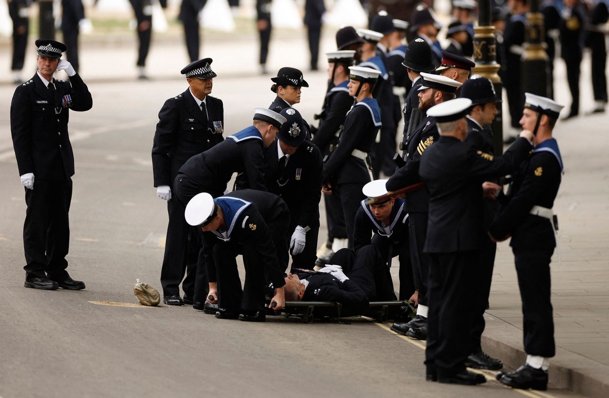 A police officer is stretchered away after collapsing on the day of state funeral and burial of Britain&#039;s Queen Elizabeth, in London, Britain, September 19, 2022 REUTERS/John Sibley