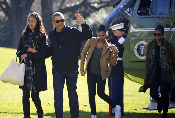 WASHINGTON, DC - JANUARY 3: (AFP OUT) U.S. President Barack Obama and his family (L-R) Malia, Sasha, and first lady Michelle Obama return to the South Lawn of the White HouseJanuary 3, 2016 in Washing ...