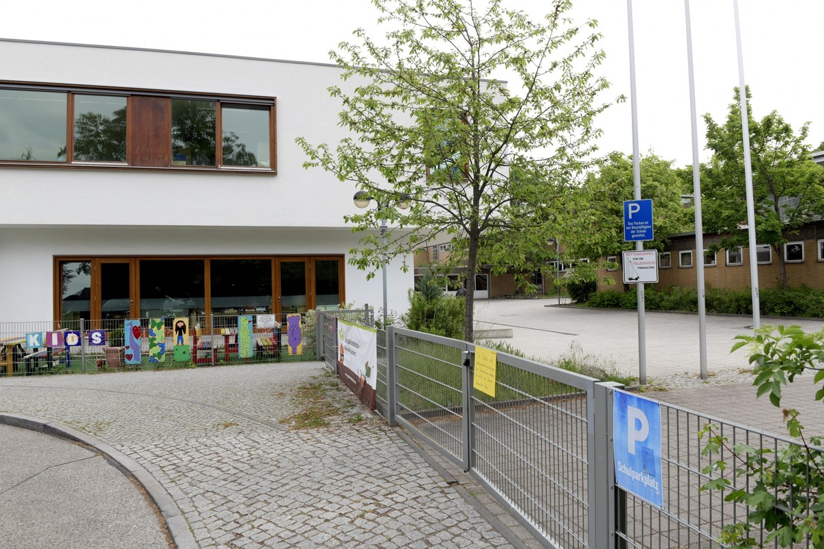 Grundschule am Weinmeisterhorn *** NUR F?R REDAKTIONELLE ZWECKE *** EDITORIAL USE ONLY ***&lt;p&gt;Ein Schild h?ngt am Eingang der Grundschule am Weinmeisterhorn, fotografiert am 18.Mai 2020 in Berlin ...