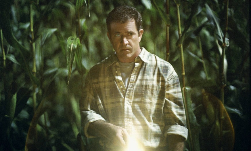 Bildnummer: 55143069 Datum: 02.08.2002 Copyright: imago/EntertainmentPictures
2002 - Signs - Movie Set Aug 02, 2002; Los Angeles, CA, USA; Actor MEL GIBSON stars as Rev. Graham Hess in the Touchstone  ...