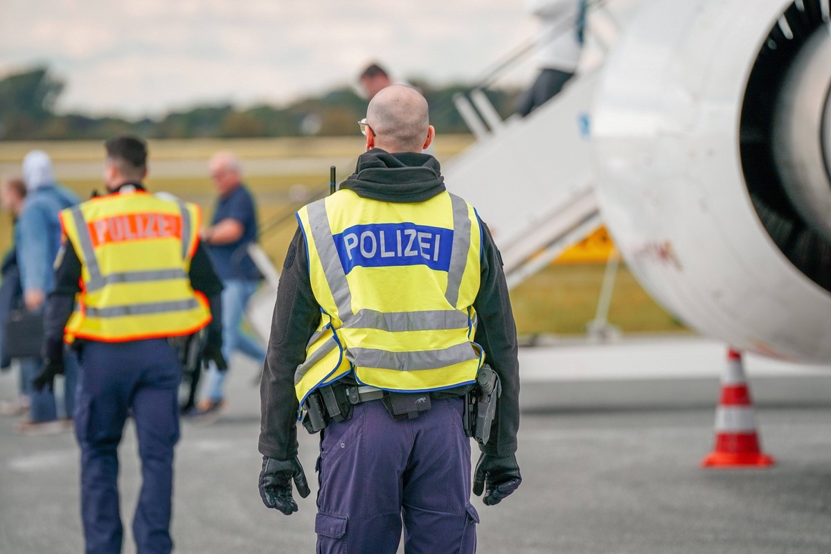 Flughafen, Deutschland, Europa, Polizeieinsatz, Polizei, Sicherheitskontrolle, Abschiebung, R