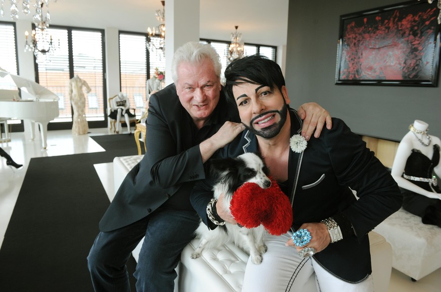 Modedesigner Harald Glööckler (r) und sein Partner Dieter Schroth mit ihrem Papillon-Hündchen Billy King in ihrem 1400 Quadratmeter großen Penthouse in Berlin-Mitte, fotografiert am 04.06.2012. Glööck ...