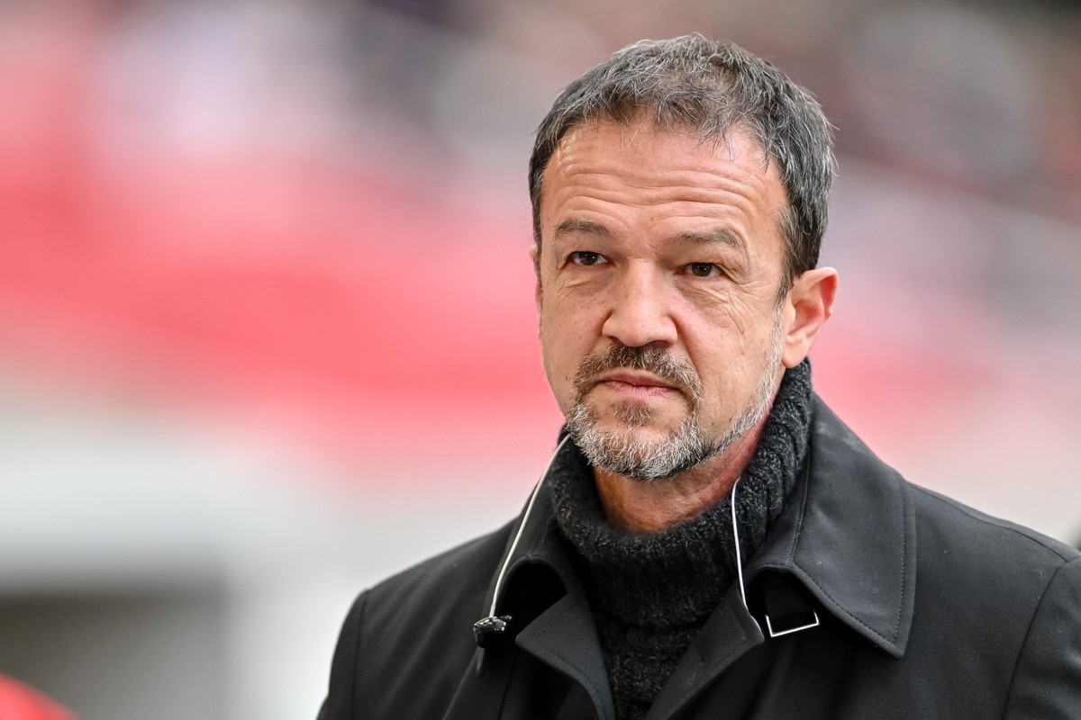 ARCHIV - 11.02.2024, Baden-Württemberg, Stuttgart: Fußball, Bundesliga, VfB Stuttgart - FSV Mainz 05, 21. Spieltag, MHPArena. Fredi Bobic steht vor dem Spiel im Stadion. Bobic und Hertha befinden sich ...