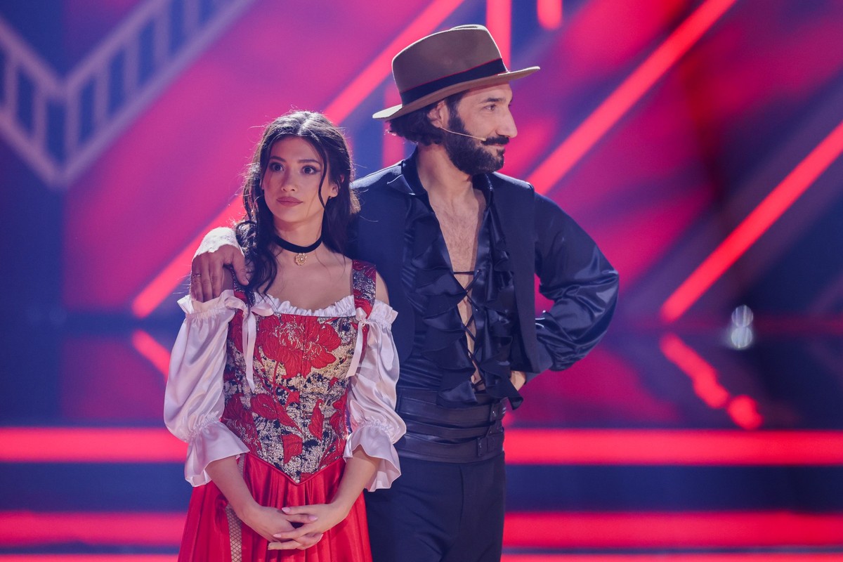 28.03.2025, Nordrhein-Westfalen, K�ln: Paola Maria, Webvideoproduzentin, und Massimo Sinato, Profit�nzer, stehen in der RTL-Tanzshow "Let's Dance" im Coloneum. Das Paar scheidet aus. Fo ...