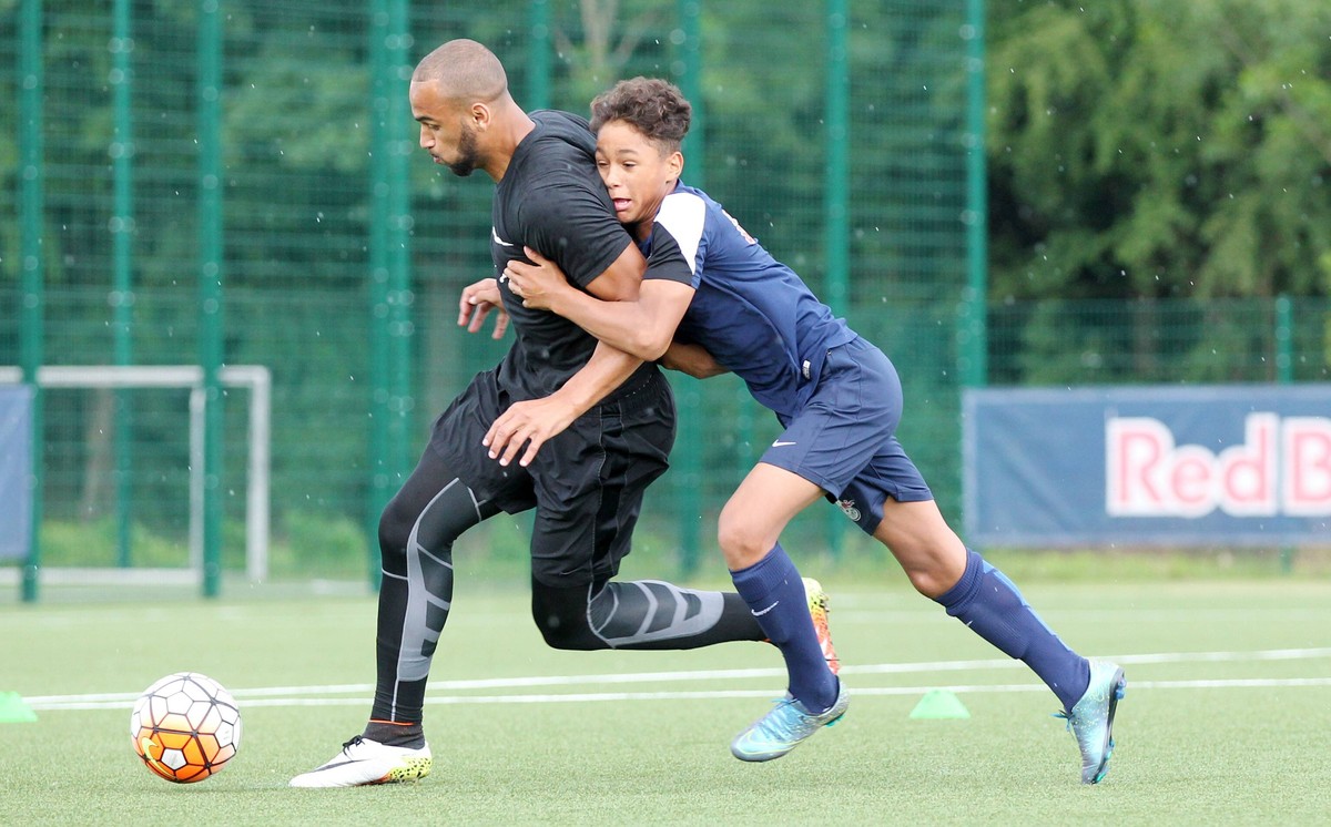 RB Leipzig - Training / Fu�ball Leipzig, 08.06.2016, RB Trainingszentrum, Fu�ball, 1.Bundesliga. , RB LEIPZIG - Training. , RBL Profi Terrence Boyd trainiert mit der U13 Mannschaft. , Im Bild: Boyd un ...