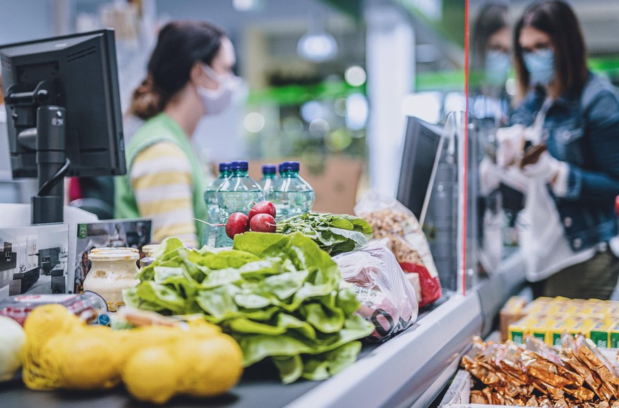 Kaprun THEMENBILD - eine Frau traegt eine Schutzmaske und Handschuhe bei ihrem Einkauf in einem Supermarkt waehrend der Coronavirus Pandemie, aufgenommen am 04. April 2020, Oesterreich // a woman wear ...