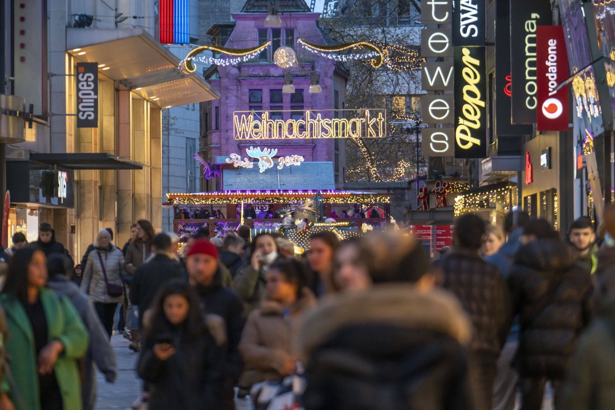 Vorweihnachtszeit in Dortmund, Fussgängerzone, Einkaufsstraße Westenhellweg, viele Menschen gehen einkaufen, NRW, Deutschland, Weihnachten Fussgängerzone *** Pre-Christmas season in Dortmund, pedestri ...