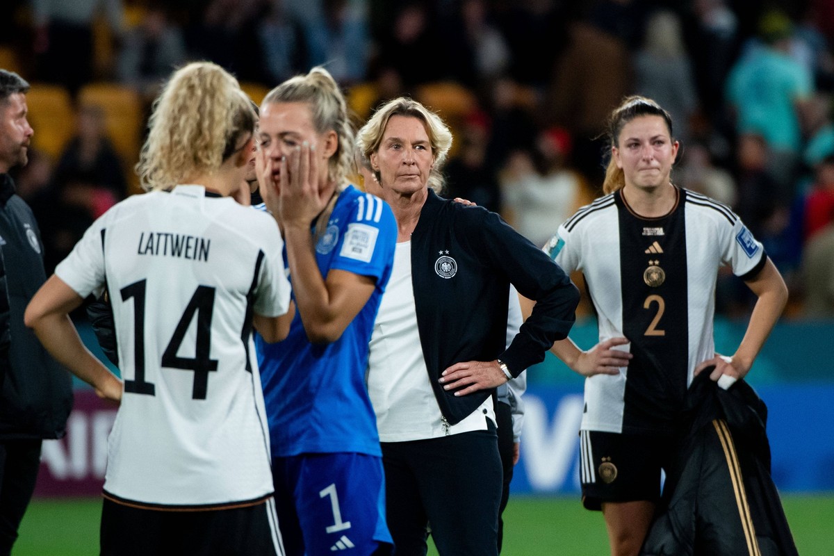 Martina Voss-Tecklenburg Deutschland, Bundestrainerin, Chantal Hagel Deutschland, 02, Merle Frohms Deutschland, 01, Lena Lattwein Deutschland, 14 ist enttauescht ueber das Unentschieden und ausscheide ...