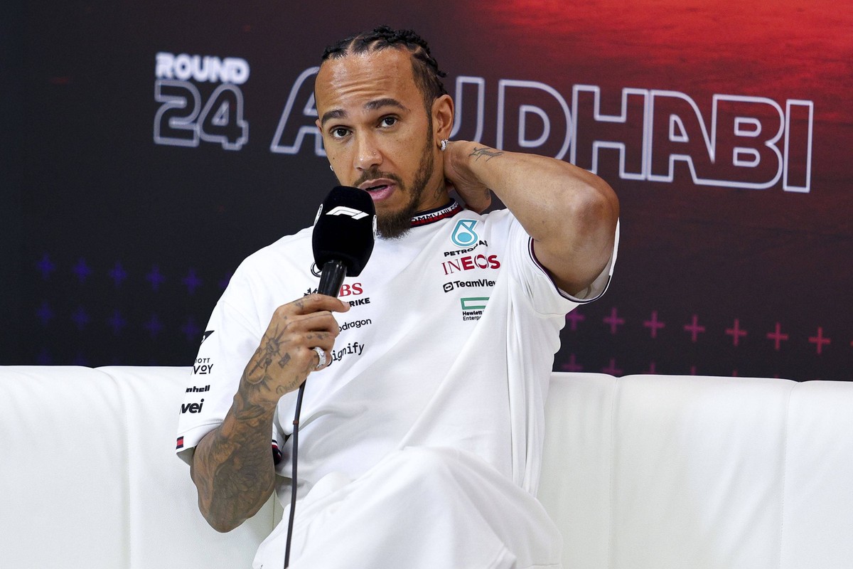 Lewis Hamilton of Great Britain and Mercedes AMG Petronas F1 Team gestikuliert, Gestik, Previews, F1 Grand Prix of Abu Dhabi, Yas Marina Circuit am 05. December 2024 in Abu Dhabi, United Arab Emirates ...