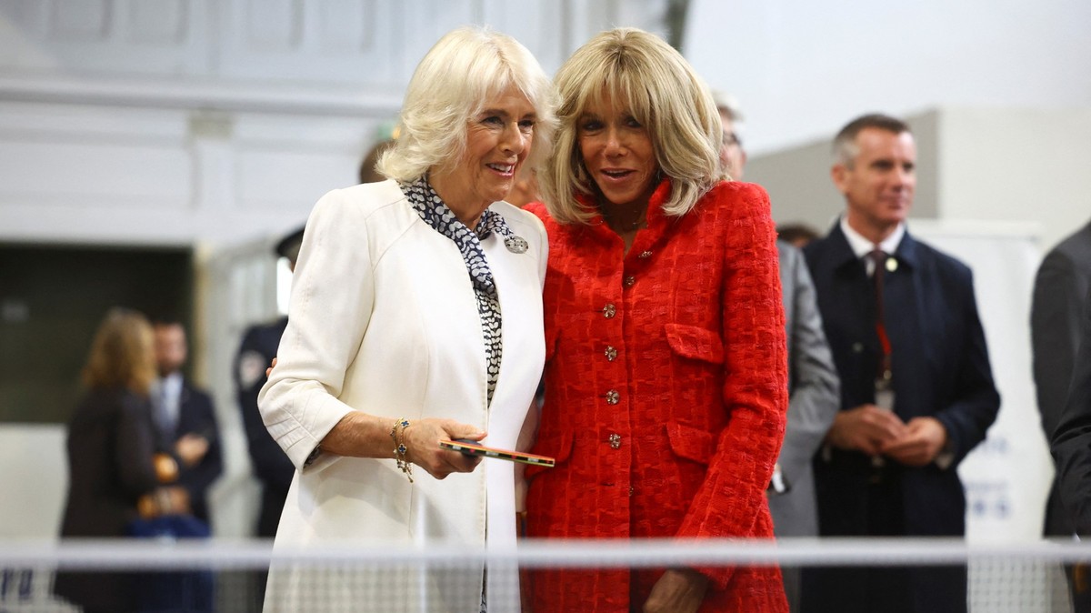 Camilla s'embarrasse sérieusement lors d'une visite d'État en France – Charles rit