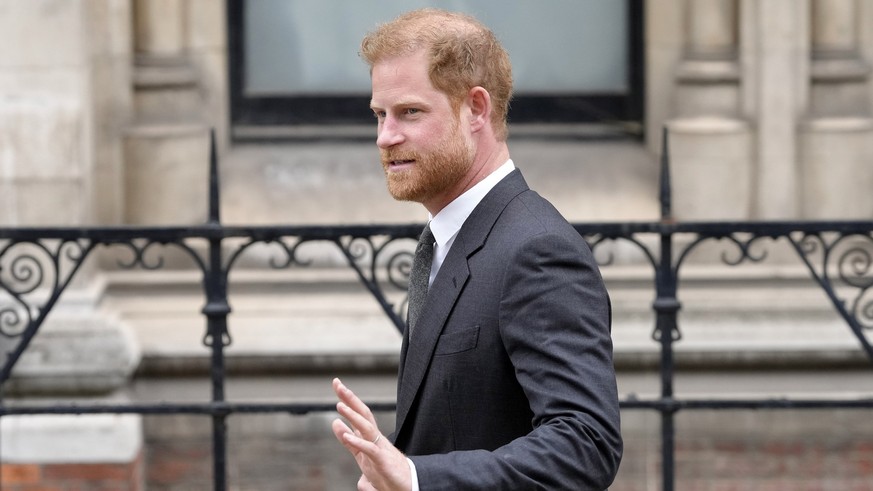ARCHIV - 30.03.2023, Großbritannien, London: Der britische Prinz Harry verlässt den Gerichtshof. Im Fall der Schadenersatzklage von Prinz Harry und weiteren britischen Prominenten wegen abgehörter Tel ...