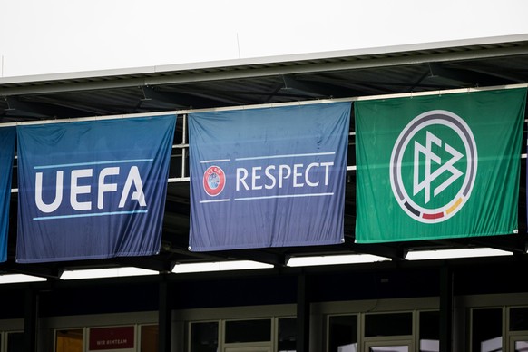 Fahnen unter dem Arenadach: UEFA, Respect, DFB DFB Frauen Laenderspiel, Deutschland - Australien, BRITA-Arena DFB REGULATIONS PROHIBIT ANY USE OF PHOTOGRAPHS AS IMAGE SEQUENCES AND/OR QUASI-VIDEO.