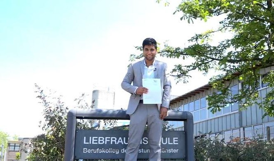 Nesar Ahmad Aliyar vor der Schule, an der er sein Abitur mit Bestnote bestanden hat.