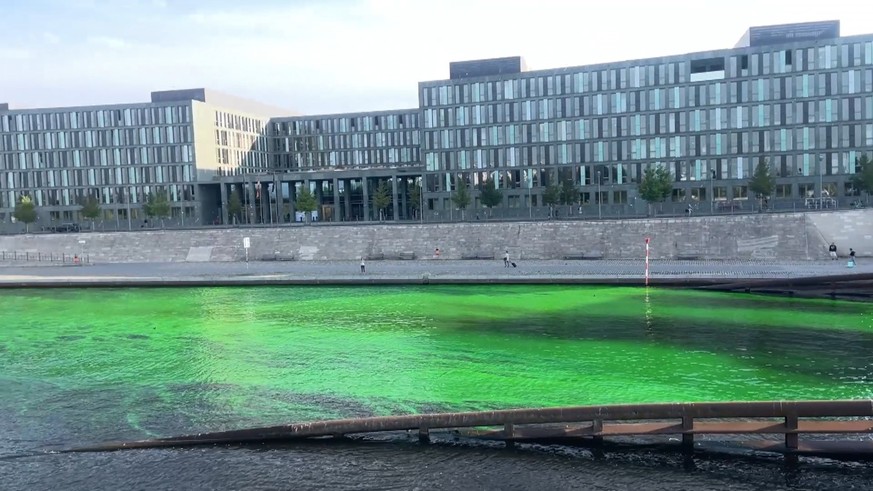 07.09.2022, Berlin: Grün eingefärbt ist die Spree im Regierungsviertel nach einer Aktion der Umweltaktivisten von Extinction Rebellion als Symbol für die Auswirkungen der Klimakatastrophe auf der ganz ...