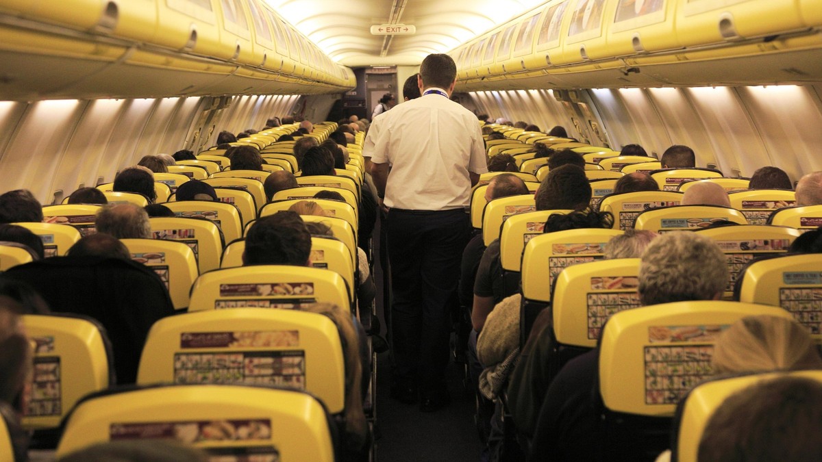 Innenansicht eines Ryanair Flugzeugs am Flughafen Stansted, Essex, England, UK *** Interior view one Ryanair Aircraft on Airport Stansted, Essex, England, UK Copyright: imageBROKER/IanxMurray iblimu10 ...