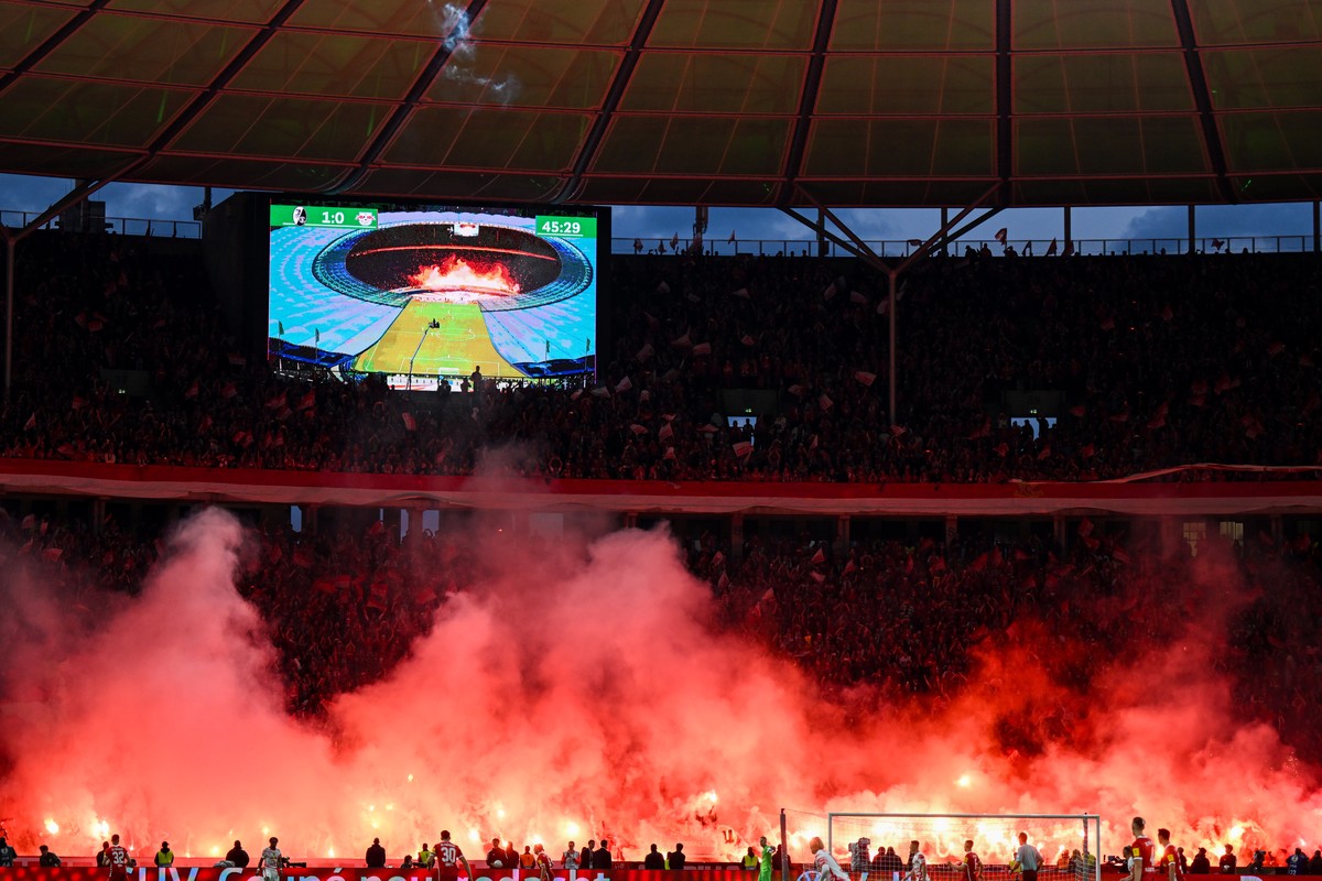 21.05.2022, Berlin: Fußball: DFB-Pokal, SC Freiburg - RB Leipzig, Finale, Olympiastadion. Freiburger Fans brennen Pyrotechnik ab.(WICHTIGER HINWEIS: Gemäß den Vorgaben der DFL Deutsche Fußball Liga bz ...