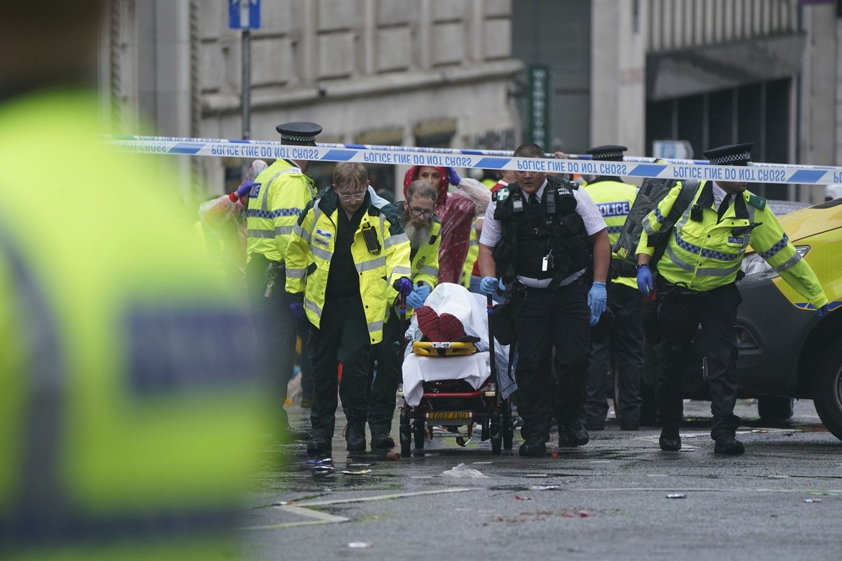 dpatopbilder - 26.05.2025, Großbritannien, Liverpool: Polizei und Rettungskräfte kümmern sich um einen Verletzten in der Nähe des Liver Building während der Premier-League-Siegerparade in Liverpool. E ...